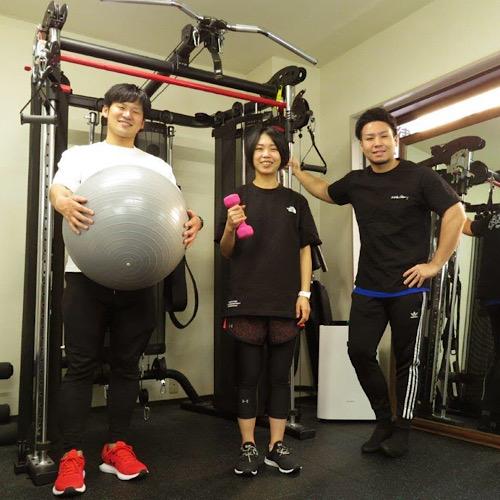 弊社で働くパーソナルトレーナーです。未経験でも研修があるので即戦力となるよう育成します。女性トレーナーも歓迎です！