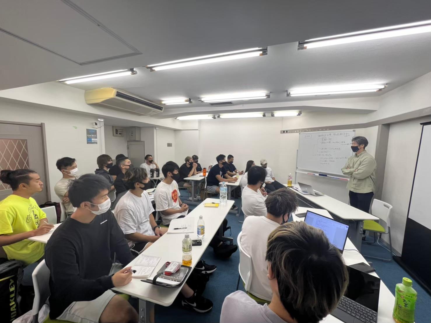 トレーナーミーティングの様子です。知識の共有を行います。
