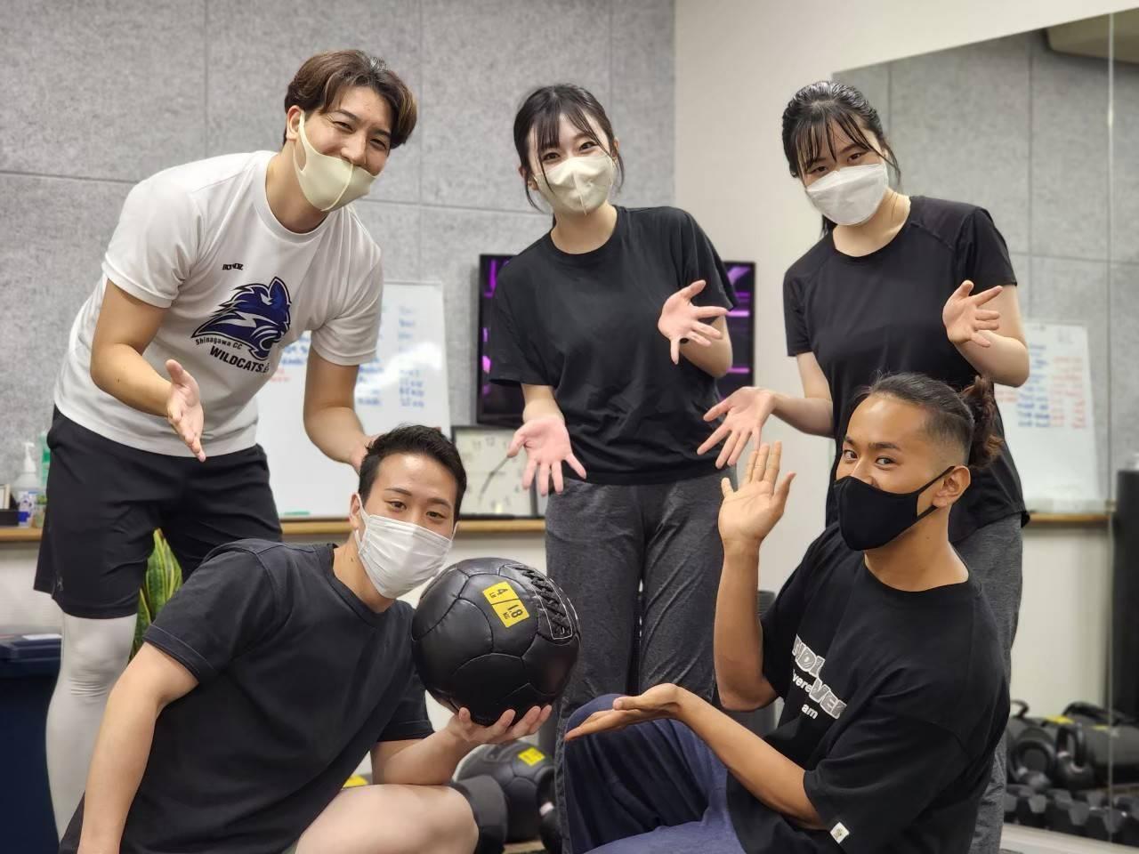 セミパーソナルの様子です。初心者の方でも安心して通っていただけるように個人の目的やレベルに合ったトレーニングを丁寧に1人1人指導します。