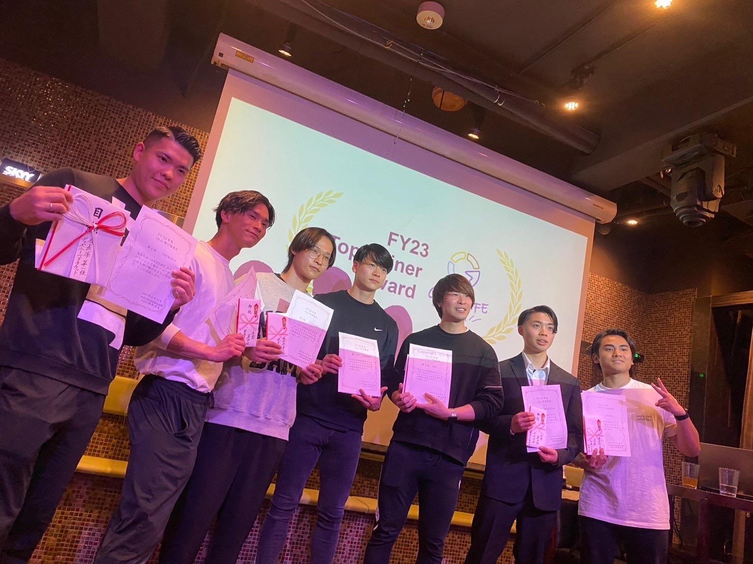年間表彰の様子です。GOODLIFE GYMではトレーナー同士が切磋琢磨し合える環境が整っています！