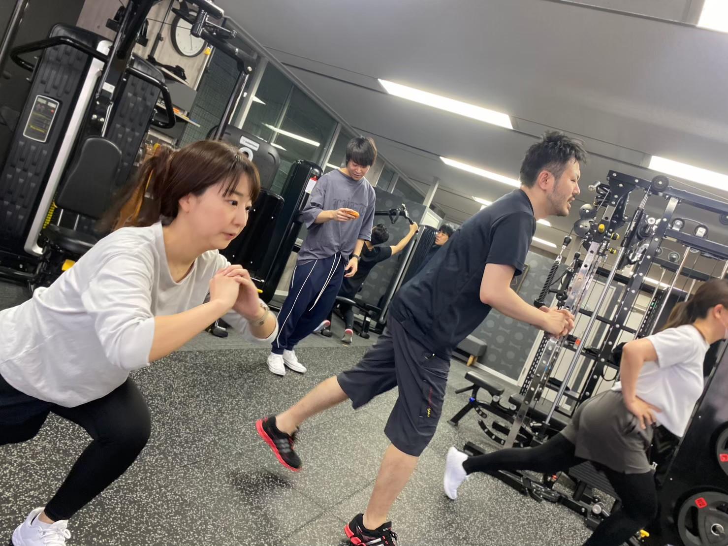 セミパーソナルの様子です。トレーナー1名で最大4名が同時にトレーニングするスタイルとなっており個々のレベルに合わせたメニューを提供します。